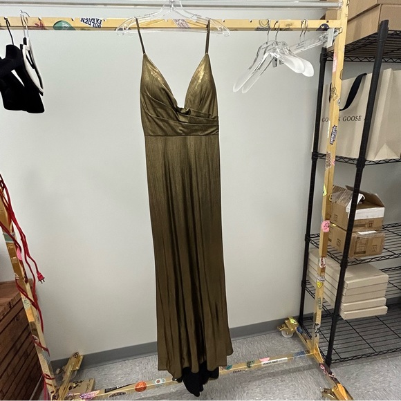 Mac Duggal Metallic Low-Back Plunge Column Gown - Picture 4 of 12